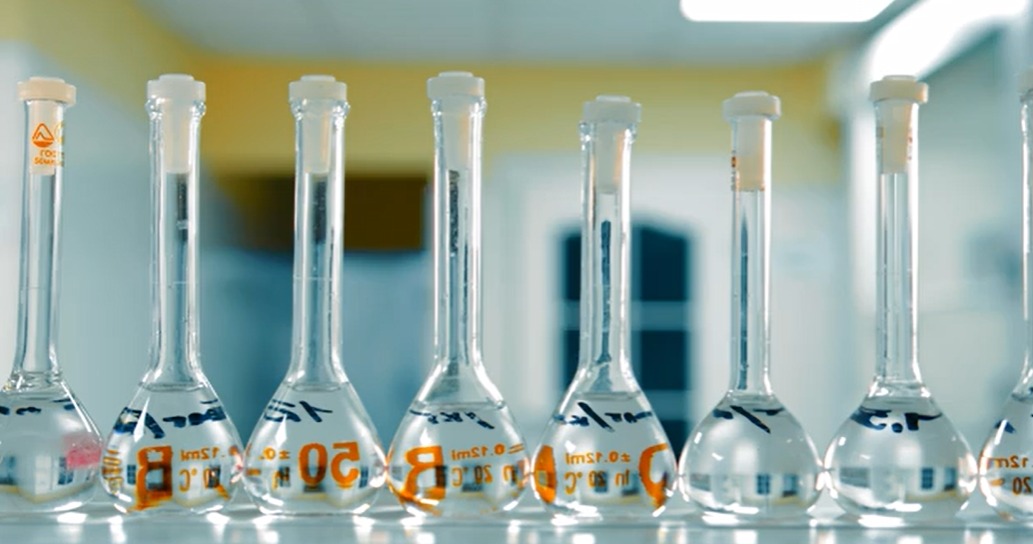 Como a padronização no preparo de soluções garante resultados confiáveis na indústria.